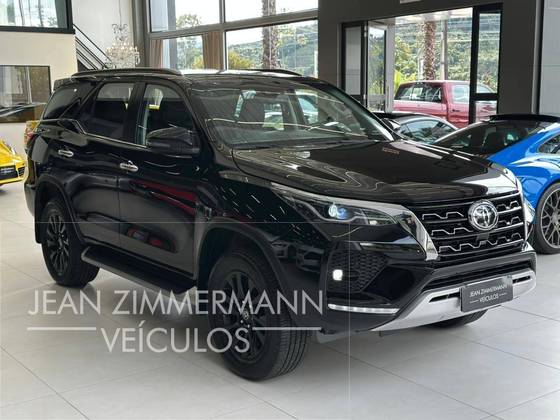 TOYOTA HILUX SW4 2.8 D-4D TURBO DIESEL SRX 4X4 AUTOMÁTICO TOYOTA HILUX SW4 2.8 D-4D TURBO DIESEL SRX 4X4 AUTOMÁTICO